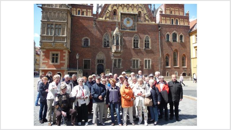 Mitglieder der Senioren-Union des Kreises Pinneberg beim Besuch der niederschlesischen Metropole Polens vor dem historischen Rathaus der Stadt. Mitglieder der Senioren-Union des Kreises Pinneberg beim Besuch der niederschlesischen Metropole Polens vor dem historischen Rathaus der Stadt.